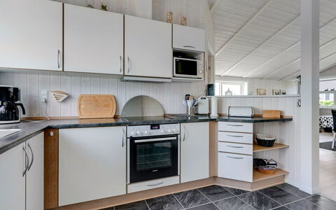 Gustava - 700M from the Sea: Cucina, Pavimentazione, Legna, Controsoffitto, Interior Design, Pavimento, Soffitto, Apparecchio Major, Elettrodomestico Da Cucina, Cabinetry