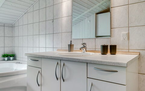 Gustava - 700M from the Sea: Interior Design, Pavimentazione, Idraulico Fixture, Parete, Lavello, Pavimento, Controsoffitto, Bagno, Rubinetto, Mobiletto Del Bagno