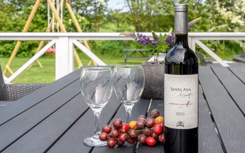 Gustava - 700M from the Sea: Bottiglia, Vino, Vino Rosso, Cibo, Bottiglia Di Vetro, Bottiglia Di Vino, Barware