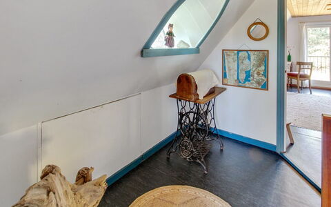 Emina - 400M from the Sea: Mobilia, Interior Design, Sedia, Pavimentazione, Tavolo, Ricorrere, Pavimento, Soffitto, Camera, Eco Hotel