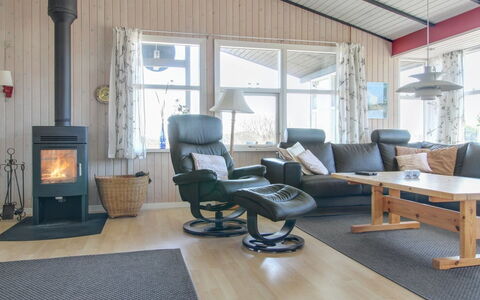 Vika - 600M from the Sea: Tetto, Casa, Lotto, Casa, Villetta, Estate, Edifici Giardino, Shade, Log Cabin, Landscaping