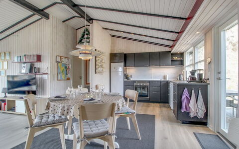Vika - 600M from the Sea: Tetto, Casa, Lotto, Casa, Villetta, Estate, Edifici Giardino, Shade, Log Cabin, Landscaping