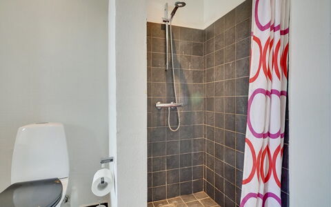 Anselmi - 450M from the Sea: Bagno, Toilet Seat, Idraulico Fixture, Pavimentazione, Gabinetto, Parete, Pavimento, Interior Design, Doccia, Idraulico