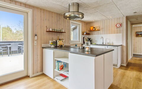 Nielsine - 1.5Km from the Sea: Cucina, Elettrodomestico Da Cucina, Legna, Apparecchio Major, Controsoffitto, Pavimentazione, Elettrodomestico, Cabinetry, Casa, Interior Design