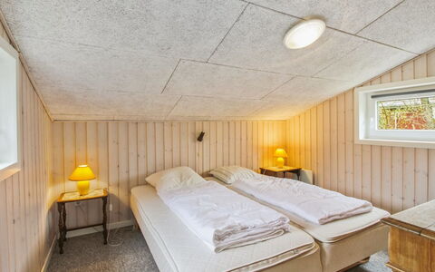 Nielsine - 1.5Km from the Sea: Legna, Soffitto, Camera Da Letto, Letto, Bedding, Telaio Del Letto, Lenzuolo, Latifoglie, Design, Congelamento