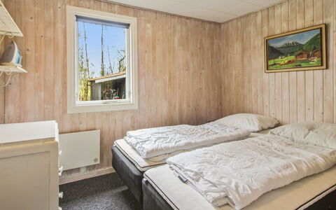 Nielsine - 1.5Km from the Sea: Camera Da Letto, Letto, Legna, Lenzuolo, Bedding, Pavimento, Pavimentazione, Interior Design, Telaio Del Letto, Soffitto