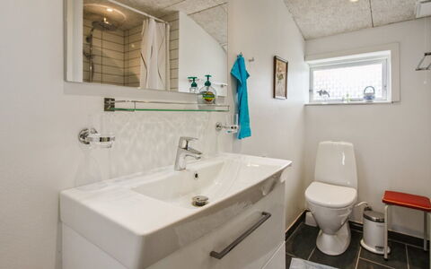 Nielsine - 1.5Km from the Sea: Lavandino Del Bagno, Idraulico Fixture, Bagno, Pavimentazione, Lavello, Interior Design, Pavimento, Rubinetto, Mobiletto Del Bagno, Gabinetto