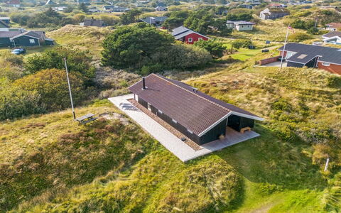 Edvardine - 400M from the Sea: Arbusto, Urban Design, Groundcover, Brick, Appartamento, Estate, Muratura, Balcone, Landscaping
