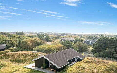 Edvardine - 400M from the Sea: Arbusto, Urban Design, Groundcover, Brick, Appartamento, Estate, Muratura, Balcone, Landscaping