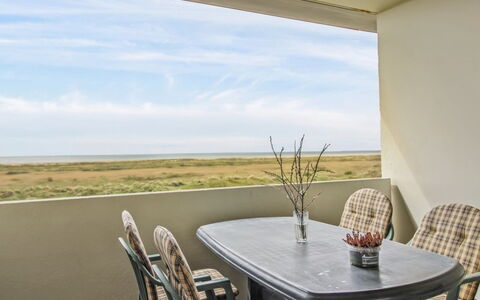 Anette - 50M from the Sea: Arbusto, Urban Design, Groundcover, Brick, Appartamento, Estate, Muratura, Balcone, Landscaping