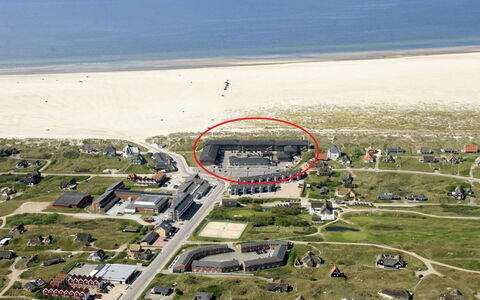 Anette - 50M from the Sea: Arbusto, Urban Design, Groundcover, Brick, Appartamento, Estate, Muratura, Balcone, Landscaping