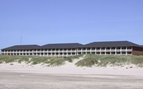 Anette - 50M from the Sea: Arbusto, Urban Design, Groundcover, Brick, Appartamento, Estate, Muratura, Balcone, Landscaping