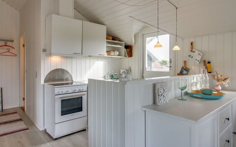 Lilja - 1.5Km from the Sea: Cucina, Interior Design, Pavimentazione, Legna, Soffitto, Mobilia, Controsoffitto, Lampada, Pavimento, Elettrodomestico Da Cucina
