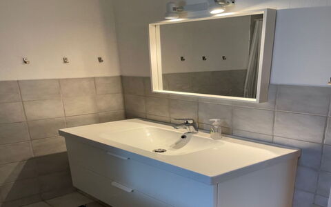 Lilja - 1.5Km from the Sea: Pavimentazione, Lavandino Del Bagno, Pavimento, Idraulico Fixture, Mobiletto Del Bagno, Interior Design, Lavello, Idraulico, Rubinetto, Bagno