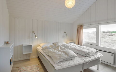 Lilja - 1.5Km from the Sea: Camera Da Letto, Soffitto, Letto, Bedding, Lenzuolo, Interior Design, Pavimento, Telaio Del Letto, Biancheria, Camera