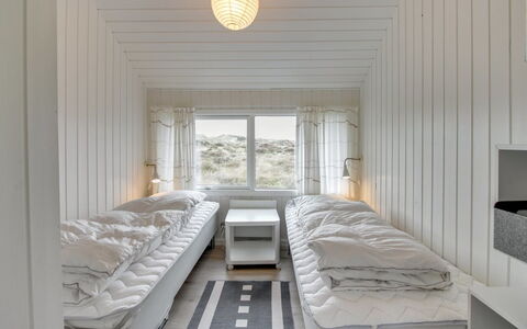 Lilja - 1.5Km from the Sea: Camera Da Letto, Letto, Bedding, Lenzuolo, Telaio Del Letto, Cuscino, Illuminazione Diurna, Biancheria, Lancia Cuscino, Materasso