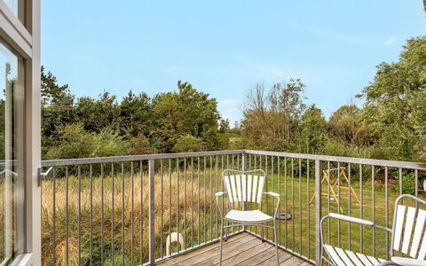 Henrike - 3.3Km from the Sea: Appartamento, Shade, Balcone, Sedia, Recinzione, Mobili Da Esterno, Alluminio, Erba Sintetica