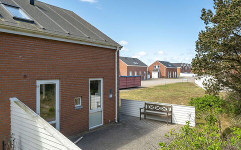 Anouk - 1.7Km from the Sea: Costruzione, Manto Stradale, Zona Residenziale, Casa, Tetto, Casa, Quartiere, Insediamento Umano, Porta, Driveway