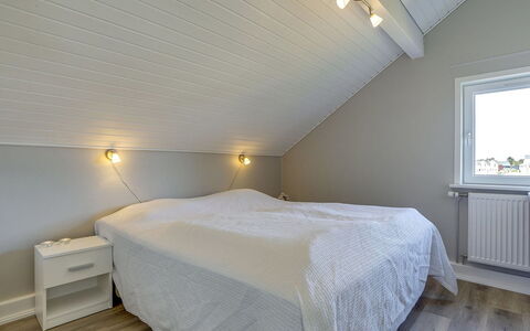 Anouk - 1.7Km from the Sea: Camera Da Letto, Soffitto, Legna, Pavimentazione, Pavimento, Interior Design, Letto, Bedding, Lenzuolo, Illuminazione