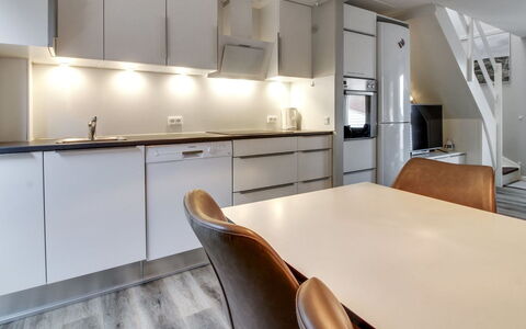 Anouk - 1.7Km from the Sea: Pavimentazione, Interior Design, Mobilia, Controsoffitto, Cucina, Soffitto, Legna, Pavimento, Lampada, Cabinetry