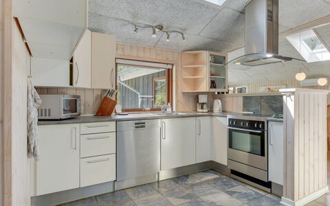 Jonas - 2.4Km from the Sea: Cucina, Elettrodomestico Da Cucina, Controsoffitto, Apparecchio Major, Legna, Soffitto, Interior Design, Pavimentazione, Cabinetry, Illuminazione