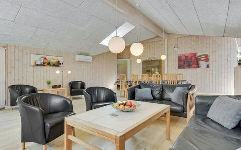 Jonas - 2.4Km from the Sea: Mobilia, Interior Design, Legna, Soffitto, Pavimentazione, Pavimento, Lampada, Camera, Divano, Soggiorno