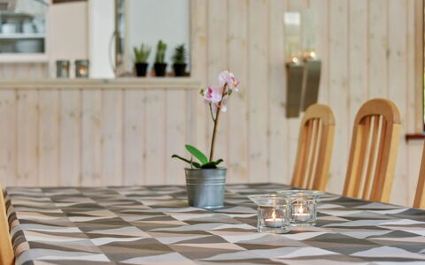 Jonas - 2.4Km from the Sea: Mobilia, Legna, Tavolo, Pavimentazione, Tovaglia, Interior Design, Cucina & Sala Da Pranzo Tavolo, Pavimento, Biancheria, Sala Da Pranzo