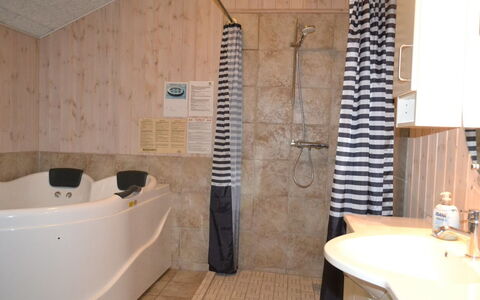 Jonas - 2.4Km from the Sea: Pavimentazione, Pavimento, Idraulico Fixture, Legna, Interior Design, Camera, Idraulico, Mobilia, Soffitto, Bagno