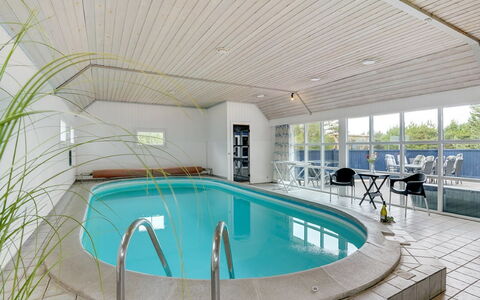 Madalena - 2.8Km from the Sea: Mobilia, Interior Design, Sedia, Pavimentazione, Tavolo, Ricorrere, Pavimento, Soffitto, Camera, Eco Hotel