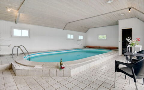 Madalena - 2.8Km from the Sea: Mobilia, Interior Design, Sedia, Pavimentazione, Tavolo, Ricorrere, Pavimento, Soffitto, Camera, Eco Hotel