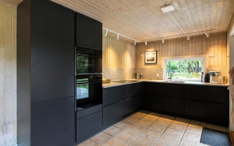 Karri - 1.1Km from the Sea: Pavimentazione, Cucina, Pavimento In Legno, Legna, Pavimento, Interior Design, Controsoffitto, Cabinetry, Elettrodomestico Da Cucina, Soffitto