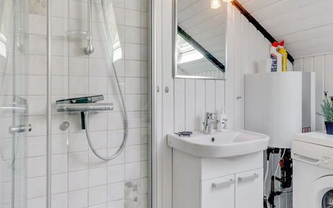 Lenia - 1Km from the Sea: Idraulico Fixture, Interior Design, Pavimentazione, Bagno, Lavello, Pavimento, Rubinetto, Idraulico, Soffitto, Lavandino Del Bagno