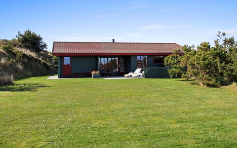 Steni - 250M from the Sea: Arbusto, Urban Design, Groundcover, Brick, Appartamento, Estate, Muratura, Balcone, Landscaping