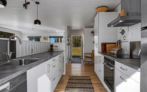 Tove - 1.5Km from the Sea: Cucina, Legna, Controsoffitto, Pavimentazione, Apparecchio Major, Elettrodomestico Da Cucina, Interior Design, Soffitto, Cabinetry, Pavimento
