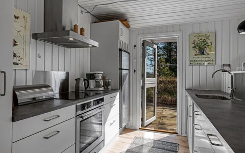 Tove - 1.5Km from the Sea: Legna, Cucina, Elettrodomestico Da Cucina, Controsoffitto, Apparecchio Major, Pavimentazione, Casa, Cabinetry, Elettrodomestico