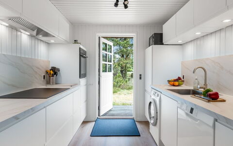Lilo - 1Km from the Sea: Pavimentazione, Interior Design, Apparecchio Major, Pavimento, Controsoffitto, Cucina, Elettrodomestico Da Cucina, Elettrodomestico, Lavatrice, Soffitto