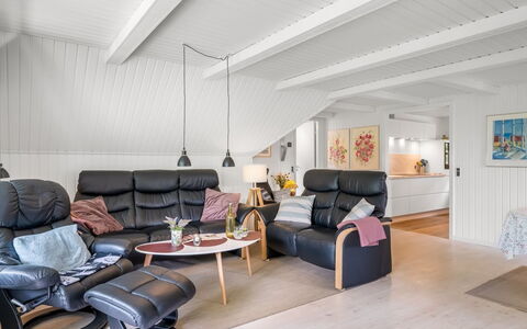 Lilo - 1Km from the Sea: Mobilia, Interior Design, Pavimentazione, Legna, Soffitto, Pavimento In Legno, Pavimento, Soggiorno, Divano, Casa