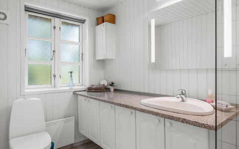 Lilo - 1Km from the Sea: Idraulico Fixture, Lavello, Bagno, Pavimentazione, Rubinetto, Interior Design, Pavimento, Lavandino Del Bagno, Mobiletto Del Bagno, Idraulico