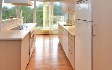 Juste - 2.2Km from the Sea: Cucina, Pavimentazione, Controsoffitto, Interior Design, Pavimento, Legna, Cabinetry, Pavimento In Legno, Elettrodomestico Da Cucina, Lavandino Della Cucina