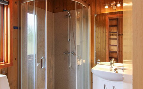Juste - 2.2Km from the Sea: Parete, Idraulico Fixture, Legna, Pavimentazione, Pavimento, Interior Design, Bagno, Lavandino Del Bagno, Idraulico, Camera