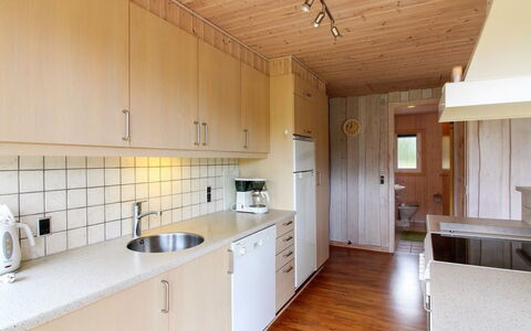 Juste - 2.2Km from the Sea: Cucina, Controsoffitto, Pavimentazione, Interior Design, Pavimento, Legna, Lavello, Elettrodomestico Da Cucina, Idraulico Fixture, Cabinetry
