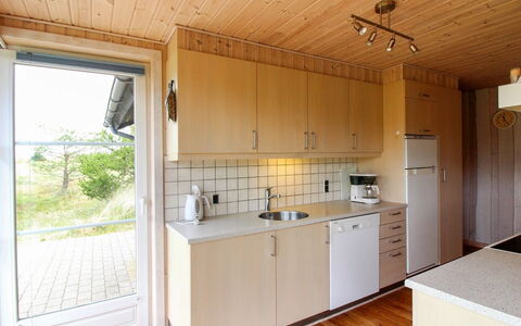 Juste - 2.2Km from the Sea: Legna, Cucina, Pavimentazione, Pavimento, Controsoffitto, Cabinetry, Interior Design, Casa, Lavandino Della Cucina, Color Legno