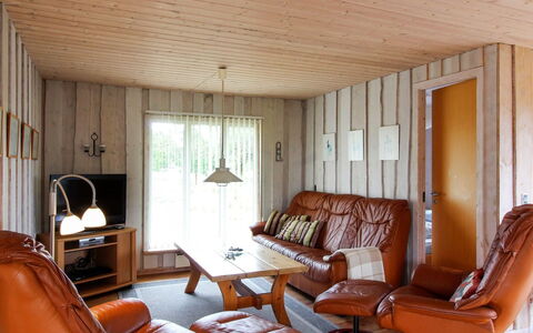 Juste - 2.2Km from the Sea: Mobilia, Interior Design, Pavimentazione, Legna, Pavimento, Soffitto, Soggiorno, Divano, Lampada, Camera