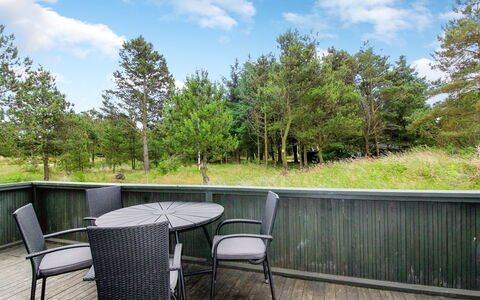 Juste - 2.2Km from the Sea: Mobili Da Esterno, Giardino, Deck, Recinzione, Latifoglie, Landscaping, Sedia, Shade, Tavolo Esterno, Cortile