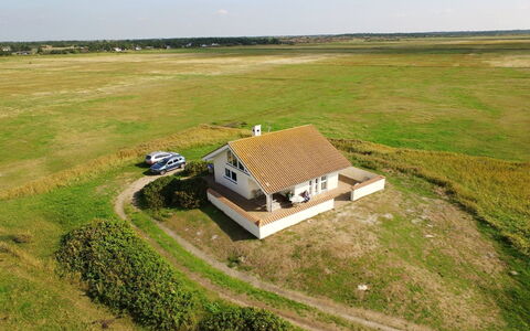 Botilla - 150M from the Sea: Arbusto, Urban Design, Groundcover, Brick, Appartamento, Estate, Muratura, Balcone, Landscaping