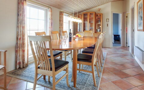 Karlina - 100M from the Sea: Mobilia, Pavimentazione, Interior Design, Pavimento, Legna, Pavimento In Legno, Soffitto, Tavolo, Sala Da Pranzo, Cucina & Sala Da Pranzo Tavolo