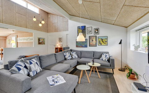 Saxe - from the Sea: Interior Design, Divano, Mobilia, Pavimentazione, Legna, Soffitto, Soggiorno, Pavimento, Camera, Lampada