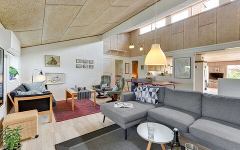 Saxe - from the Sea: Interior Design, Pavimentazione, Soffitto, Divano, Legna, Pavimento, Mobilia, Soggiorno, Camera, Lampada