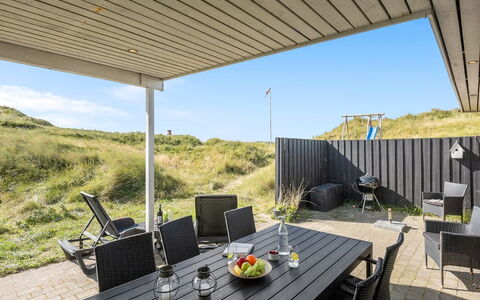 Geesche - 200M from the Sea: Mobilia, Interior Design, Sedia, Pavimentazione, Tavolo, Ricorrere, Pavimento, Soffitto, Camera, Eco Hotel