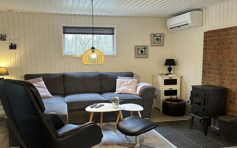 Sanni - 1.6Km from the Sea: Mobilia, Pavimentazione, Soggiorno, Interior Design, Divano, Pavimento, Casa, Camera